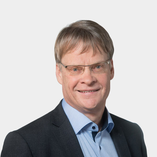 Werner Bick, Senior Partner Portraetfoto von Werner Bick vor grauem Hintergrund