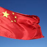 Rote Flagge von China weht im Wind