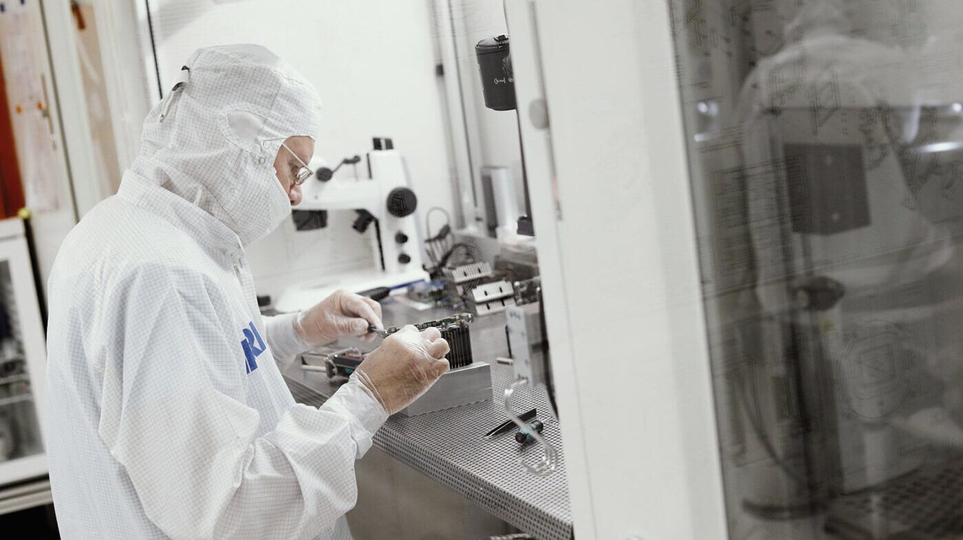 ROI Case Study - Qualität in der Produktion Bild eines Laborarbeiters in der Elektobranche