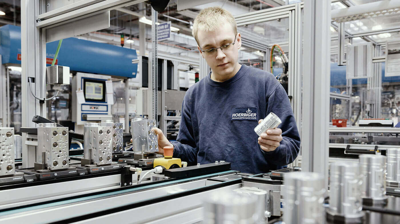 ROI Case Study - Quality Excellence Arbeiter an einer Fertigungsstraße