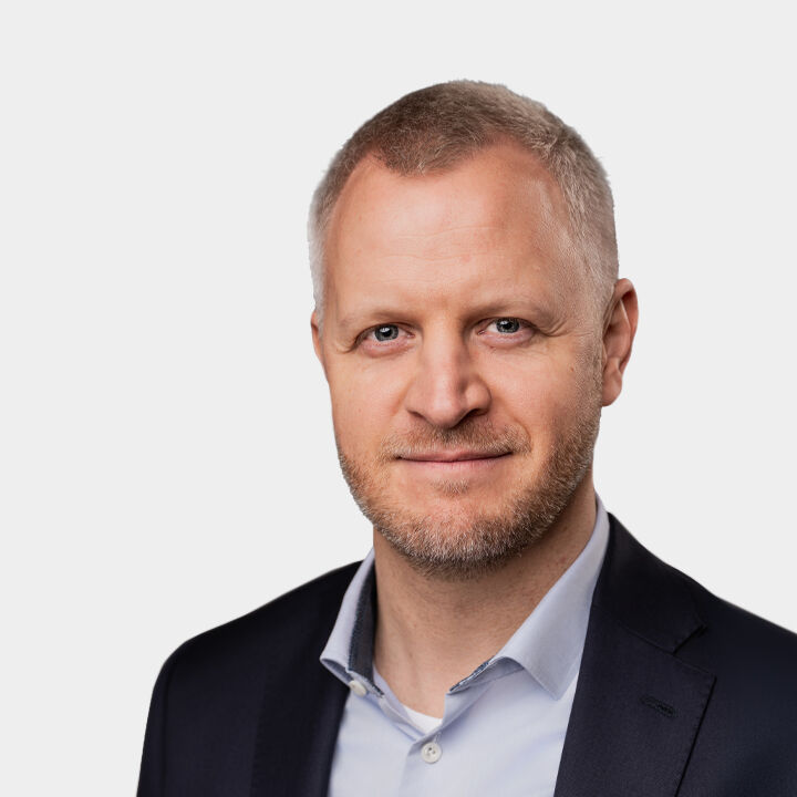 Portraitfoto von Sebastian Diers vor grauem Hintergrund