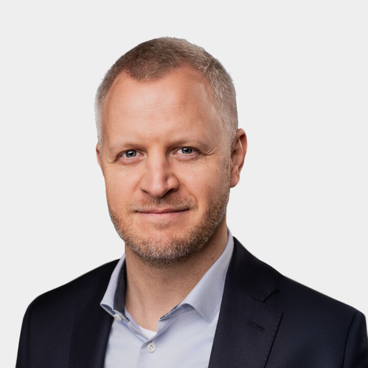 Portraitfoto von Sebastian Diers vor grauem Hintergrund