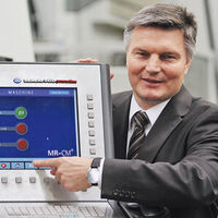 Mann zeigt auf Monitor
