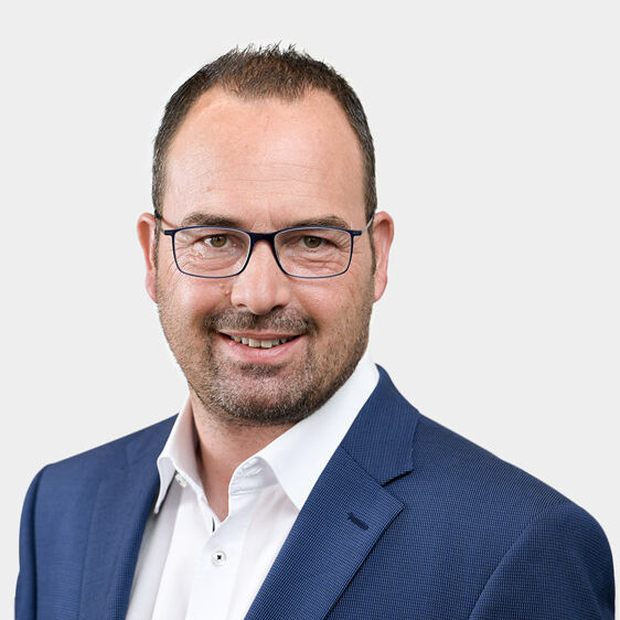 Gernot Schäfer, Partner Portraetfoto von Gernot Schaefer vor grauem Hintergrund