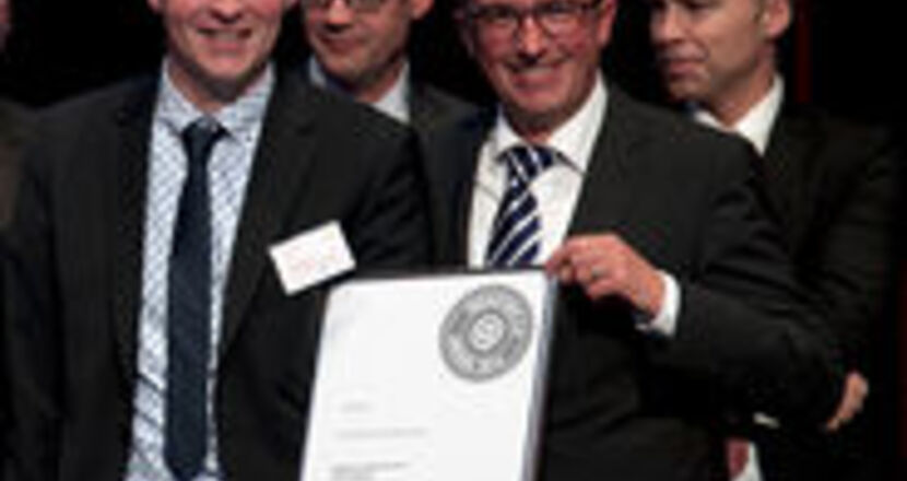 Maenner mit Urkunde beim ROI 2. Fachkongress Industrie 4.0