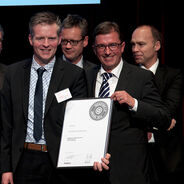 Maenner mit Urkunde beim ROI 2. Fachkongress Industrie 4.0