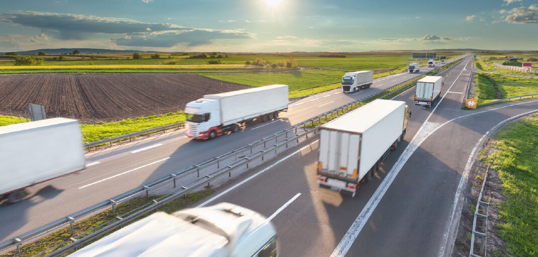 Bild von mehreren Trucks auf einer Straße