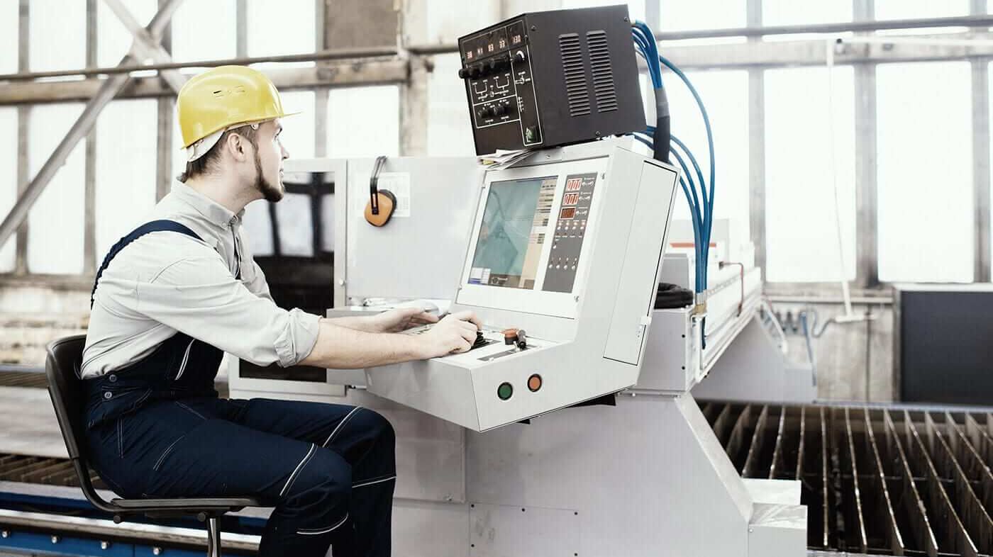 Global Footprint Mann sitz an einer Produktionsmaschine