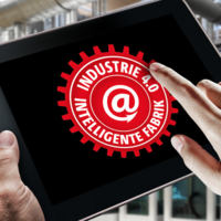 Foto mit Händen, die ein Tablet halten auf dem ein Logo abgebildet ist