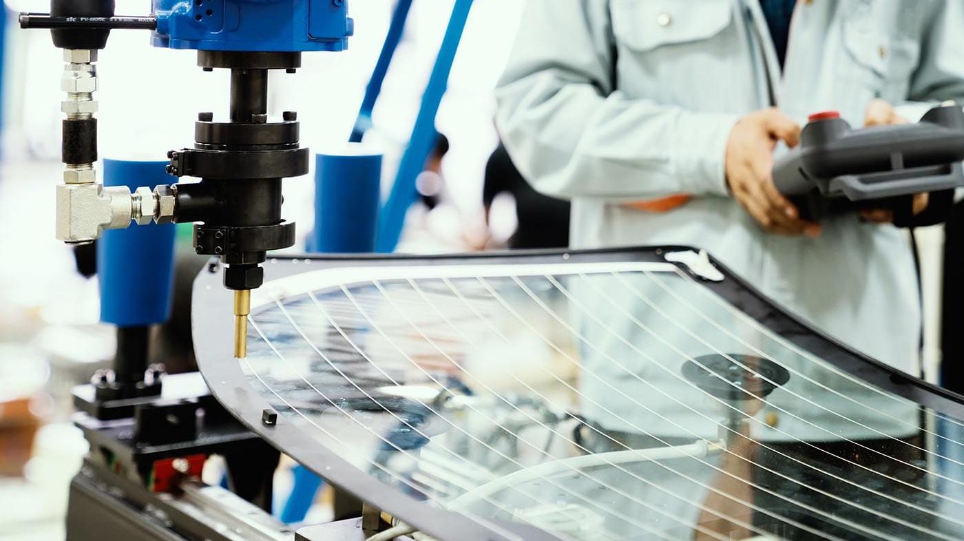 Zero based Organisation Foto showing person at machine tool