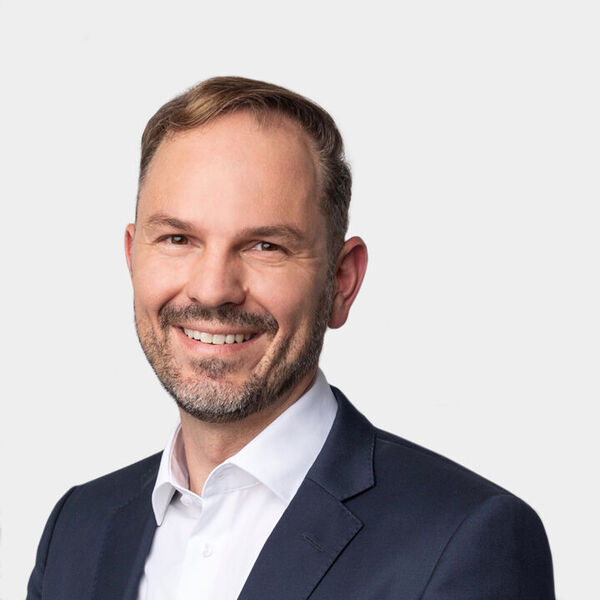 Ernest Nedic Portraitfoto von Ernest Nedic vor grauem Hintergrund