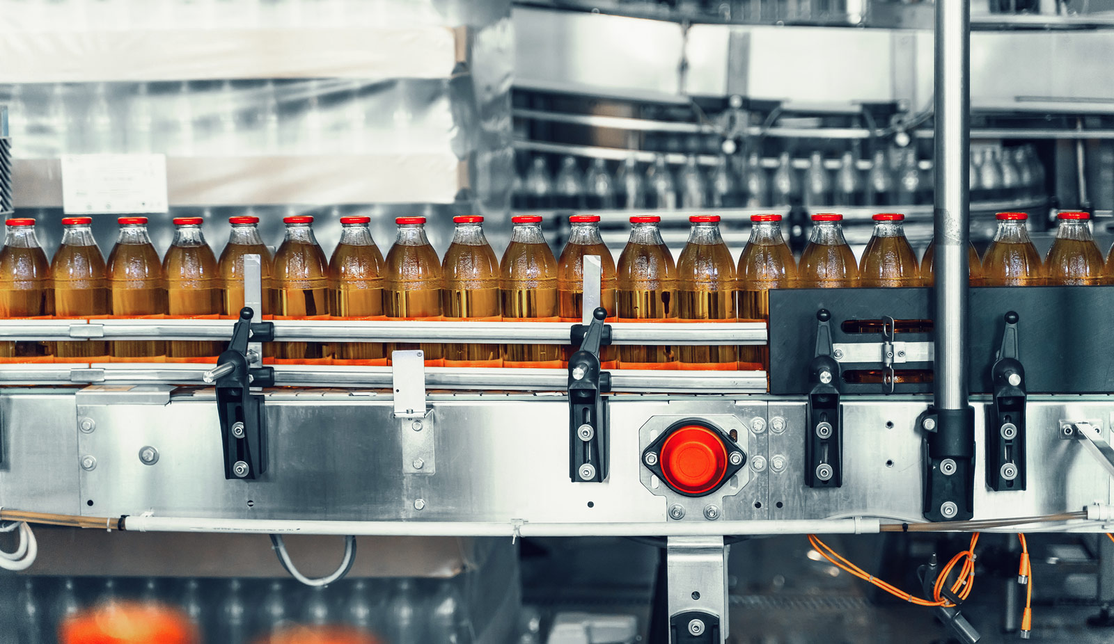 Laufband einer Brauerei, auf dem Flaschen transportiert werden