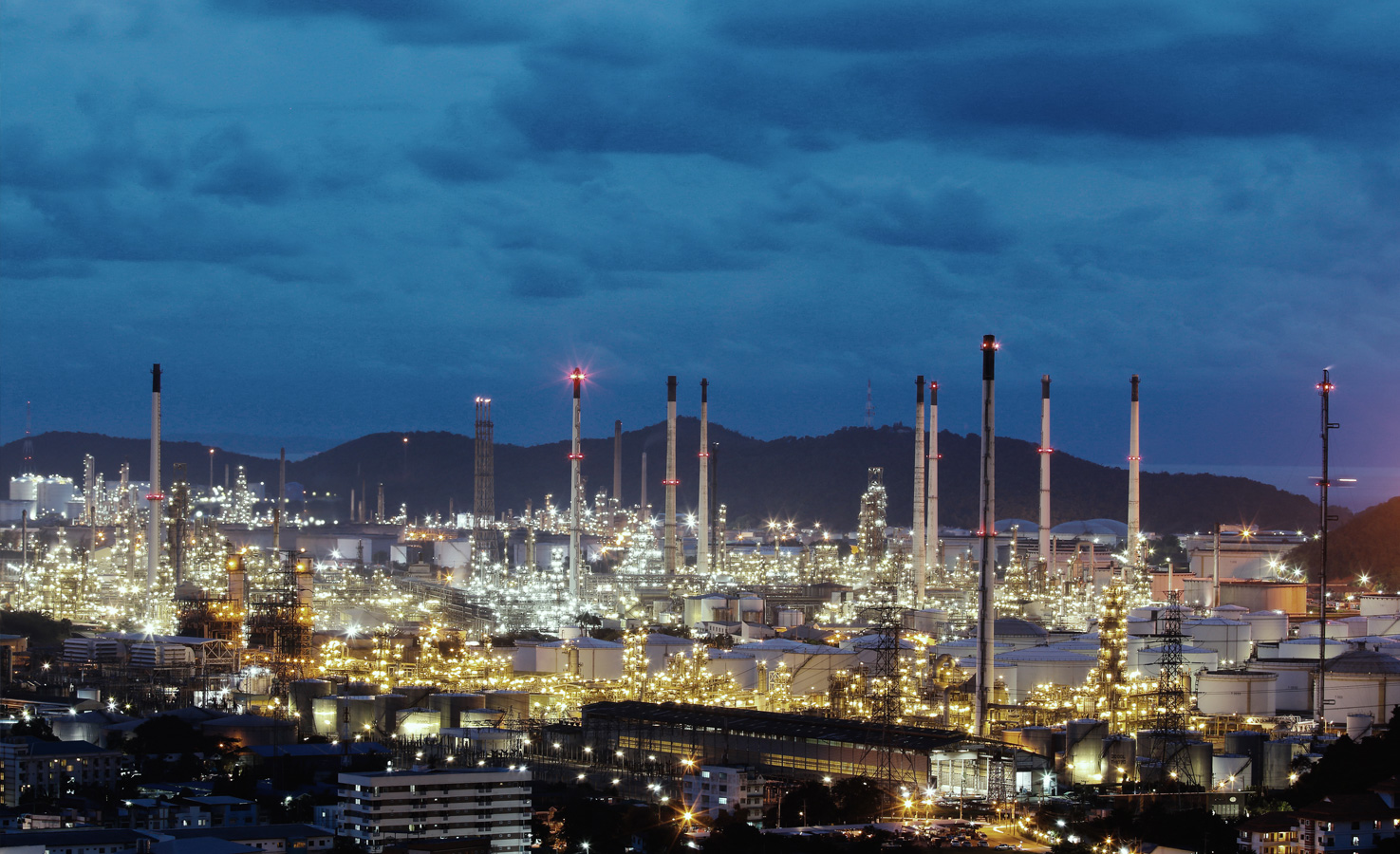ROI Chemie und Pharma Blick auf eine Raffinerie bei Nacht