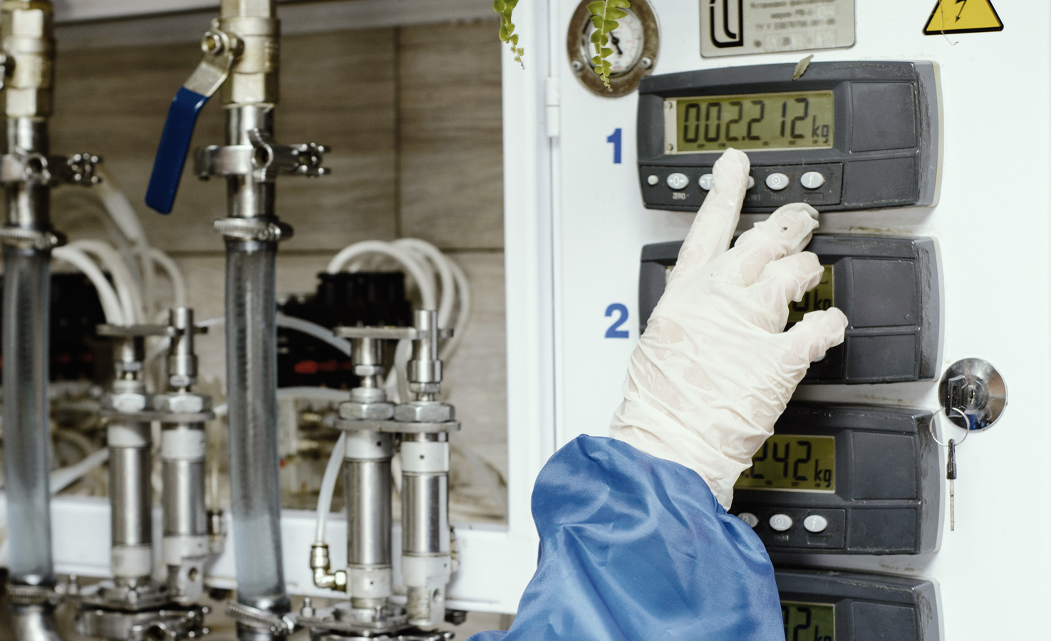 ROI Chemie und Pharma Hand an einer Maschine