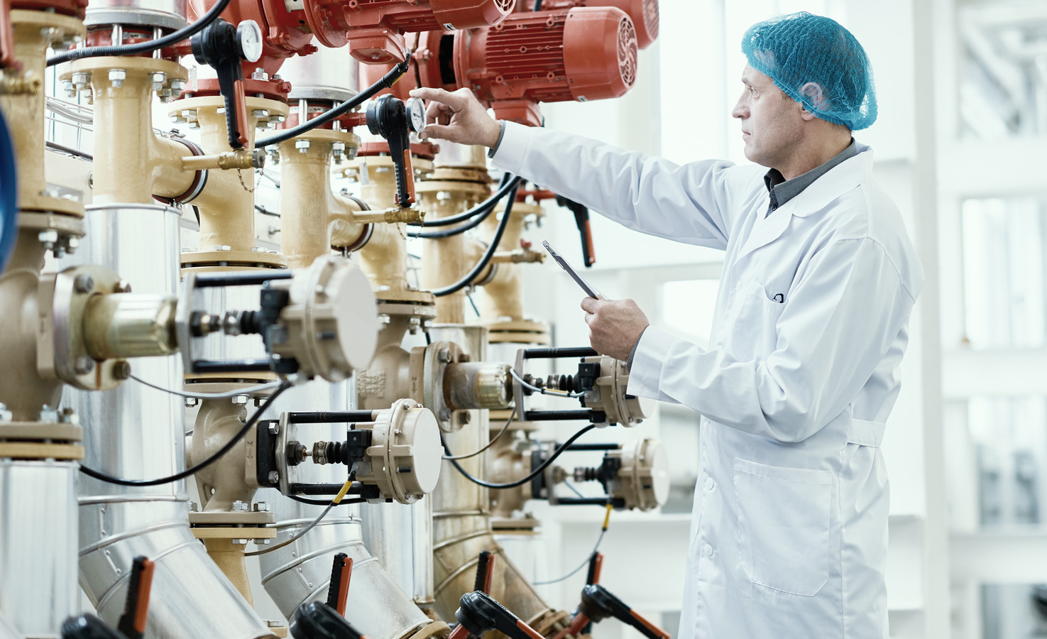 ROI Pharma Mann an einer Chemie-Maschine