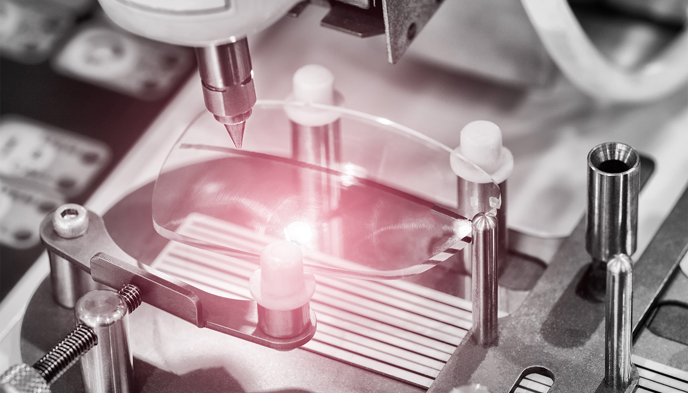 Verschlankung der Produktion und Logistik Detailaufnahme von der Fertigung eines Brillenglases mit Lichtspiegelung