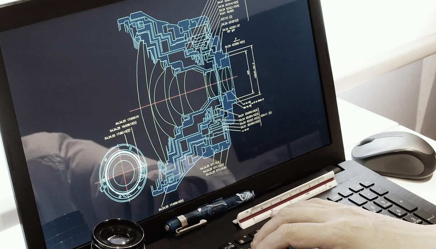 ROI Case Study - Digital Twin Mann vor einem Laptop mit Digital Twin am Bildschirm