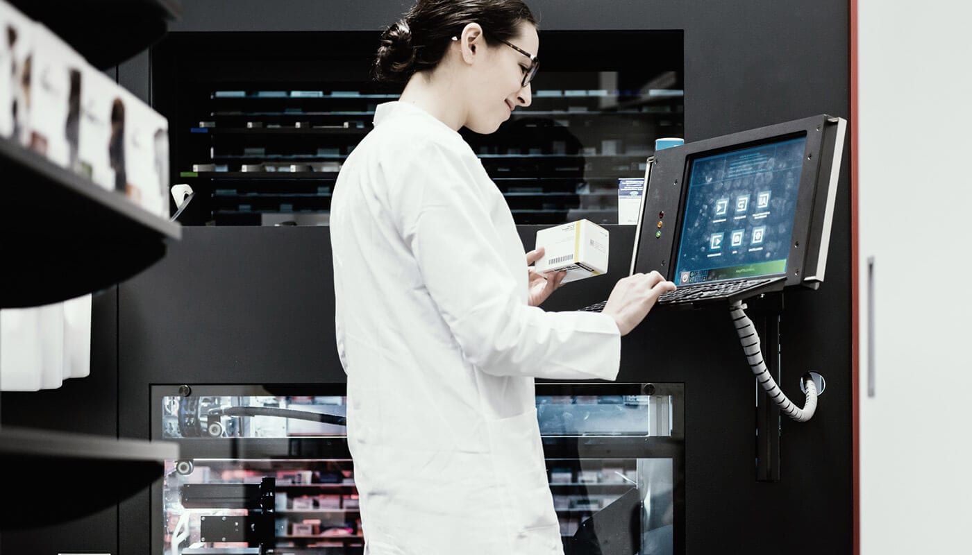 ROI Case Study - Product-Life-Circle Optimierung Frau an einer computergesteuerten Medikamentenausgabe