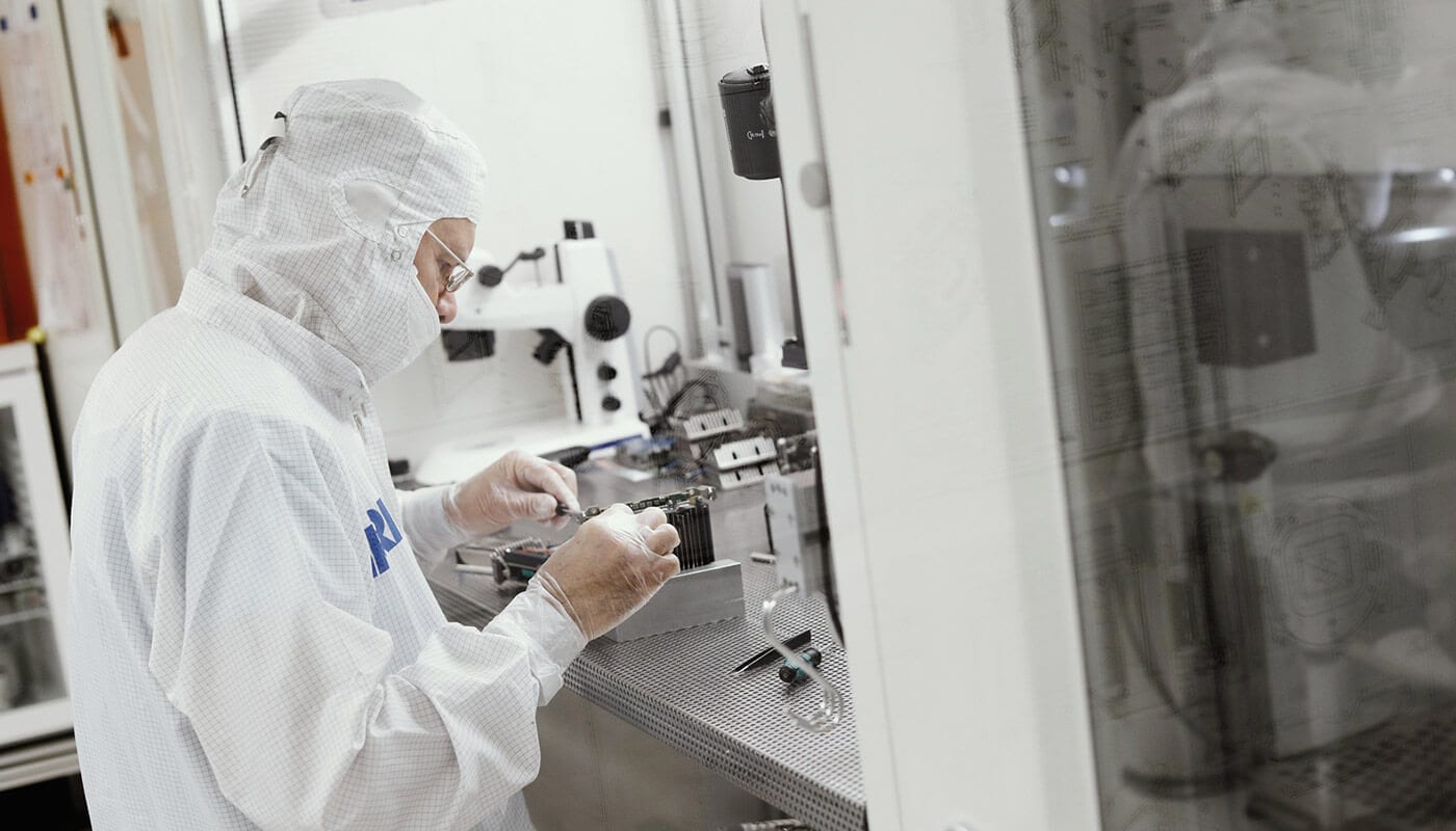 ROI Case Study - Qualität in der Produktion Bild eines Laborarbeiters in der Elektobranche
