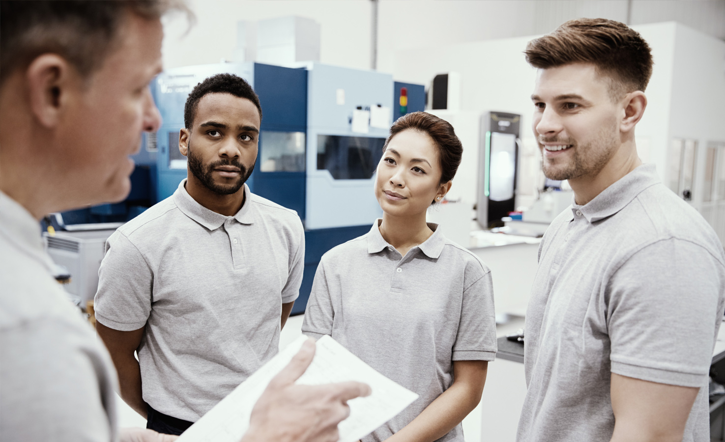 ROI Smart Factory Group Junges Team von Mitarbeitern einer Smart Factory