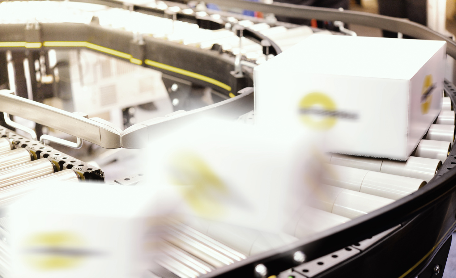 ROI Smart Products Bild eines Fliessbandes mit Produkten.