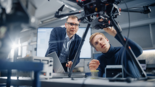 Zwei Ingenieure arbeiten an einer Drohne in einer Entwicklungsabteilung