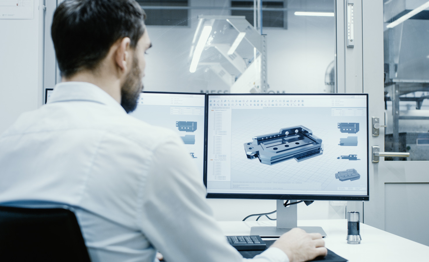 ROI Engineering Exzellent Mann vor Computer mit einem Digital-Twin am Computer