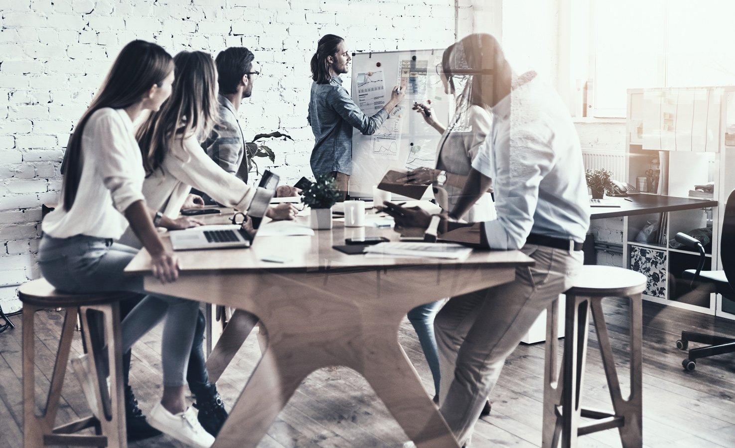 ROI F&E-Strategie Gruppe vor einem Flipchart erarbeitet eine Strategie für F&E