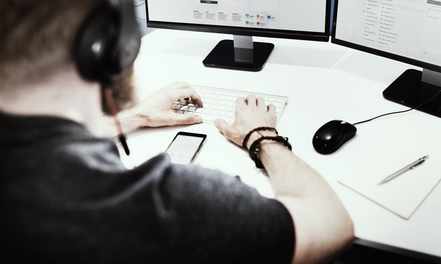 ROI Bestandsmanagement Mann vor dem Computer