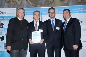 Übergabe der Nominierungsurkunde Vier Personen bei Übergabe einer Nominierungsurkunde