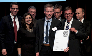 ROI Sonderpreis des Industrie 4.0-Awards - BorgWarner Gruppe von Menschen mit Urkunde lachen in die Kamera