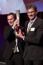 ROI Industrie Award 4.0 Sieger - Bosh, Hess Bild von zwei Männern die den Industrie Award 4.0 in den Händen halten
