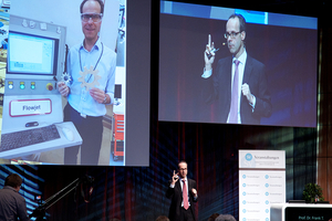 ROI 2. Fachkongress Industrie 4.0 Mann vor Screen haelt einen Vortrag