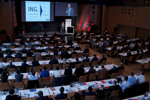 ROI Fachkongress Industrie 4.0 Bild mit Menschen im Plenum des 2. Fachkongress Industrie 4.0