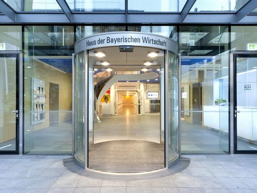 roi-hbw Foto vom Eingangsbereich des Hauses der Bayerischen Wirtschaft