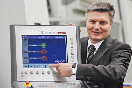 Johann Hoffmann, Leiter des Geschäftsbereiches Reinhausen CAM Mann zeigt auf Monitor