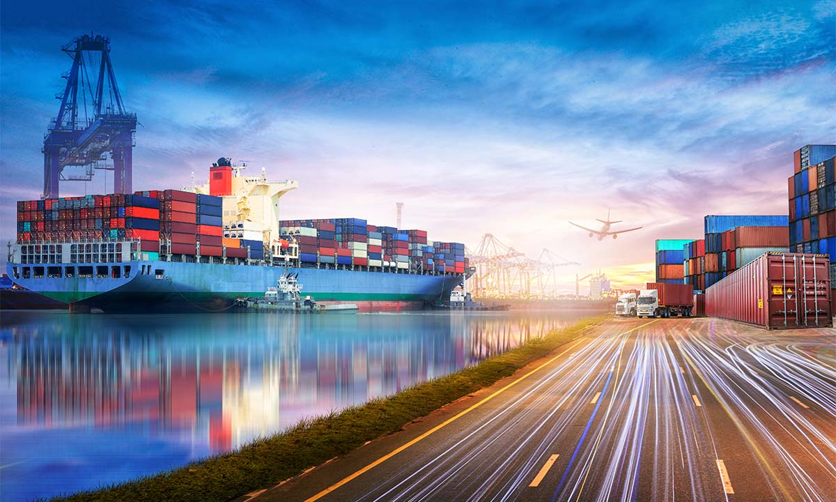 Ein Containerhafen mit einem Frachtschiff das durch einen Lastenkran beladen wird.