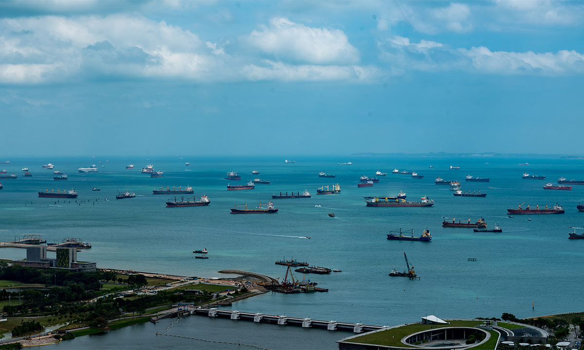 Viele Containerschiffe liegen wartend vor der Küste Chinas.