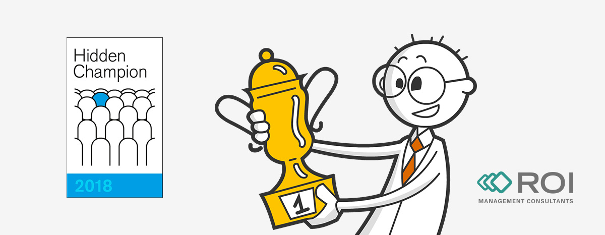 ROI Hidden Champion 2018 Mann mit Pokal und Logo der Auszeichnung Hidden Champion 2018