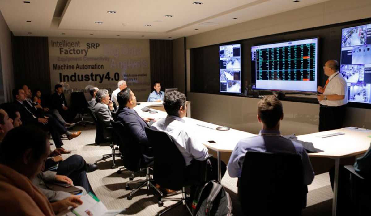 ROI Industrie 4.0 Awards China Gruppe von Menschen sitzt vor einem Monitor und sehen sich Daten an