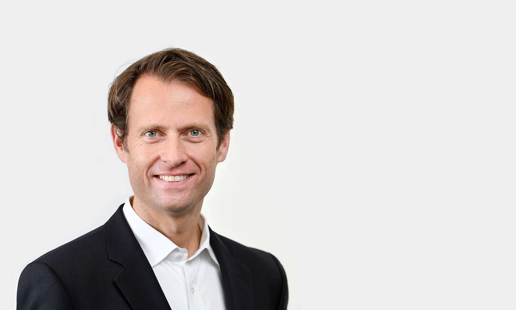 Torsten Mittelstrass, Senior Consultant Portraetfoto von Torsten Mittelstrass vor grauem Hintergrund