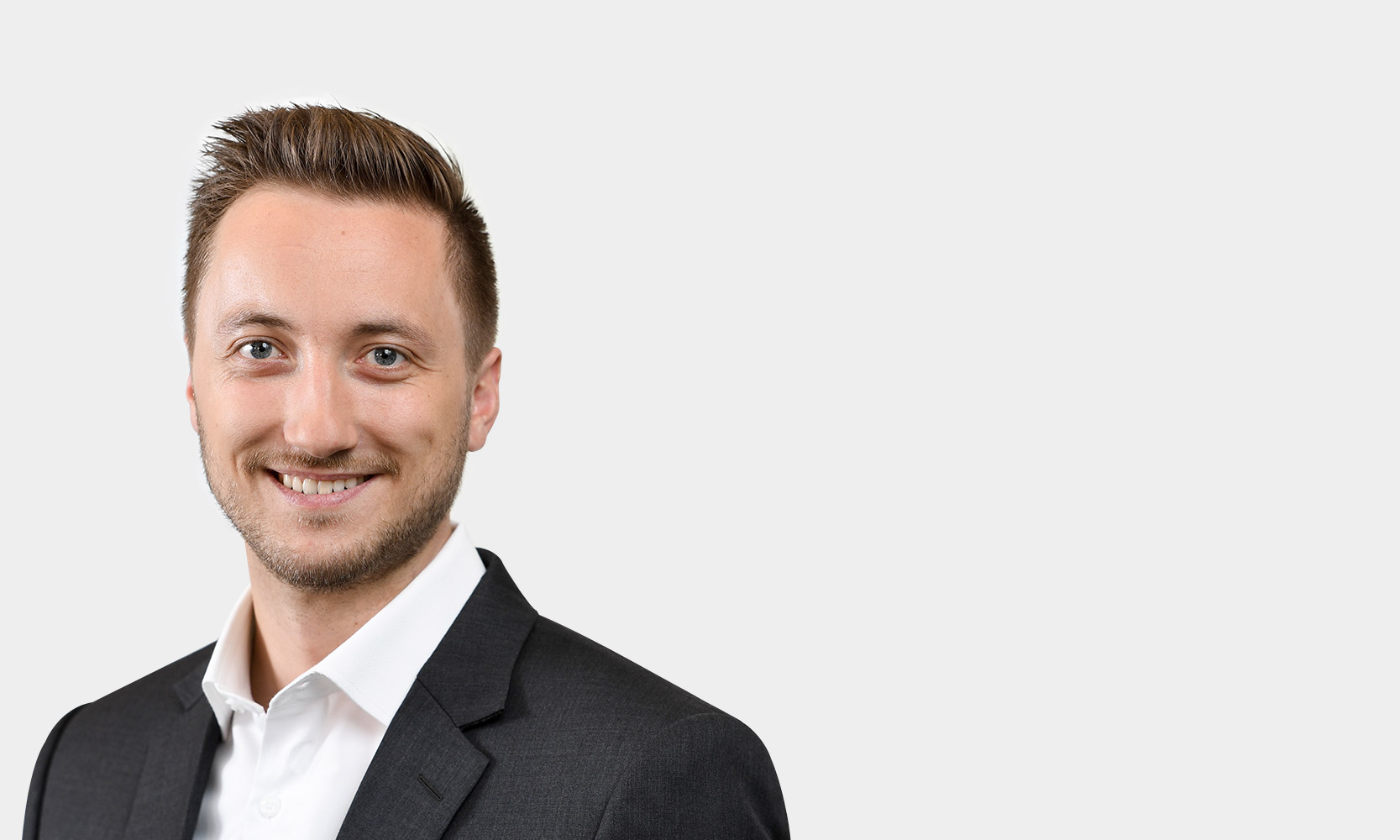 Robin Wachter, Junior Consultant Portraetfoto von Robin Wachter vor grauem Hintergrund
