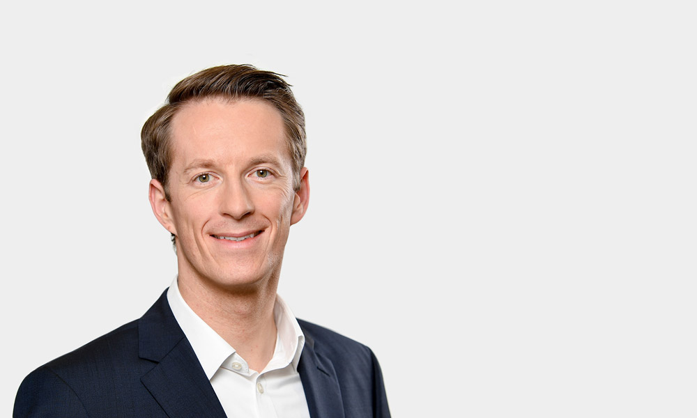 Robert Schrobenhauser, Principal Portraetfoto von Robert Schrobenhauser vor grauem Hintergrund