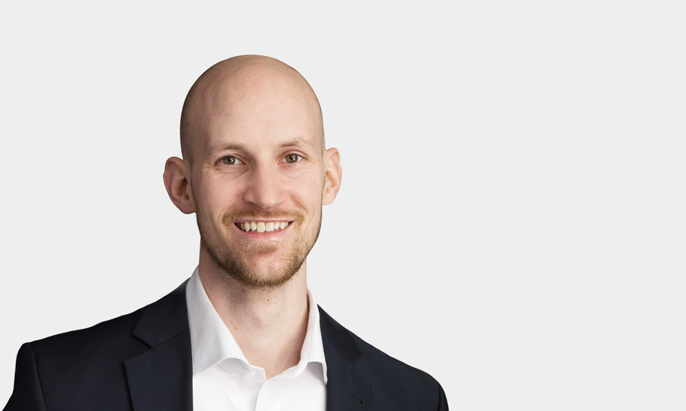 Christof Hildebrandt, Consultant Portraetfoto von Christof Hildebrandt vor grauem Hintergrund